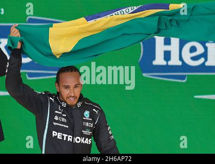 São PAULO, SP - 14.11.2021: GRANDE PRÊMIO São PAULO 2021 DE F'RMULA 1 - IL pilota DEL team MERCEDES Lewis Hamilton celebra la sua vittoria durante il Gran Premio di Formula 1 di San Paolo 2021 tenuto all'autodromo Jose Carlos Pace di Interlagos, San Paolo, SP. (Foto: Rodolfo Buhrer/la Imagem/Fotoarena) Foto Stock