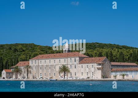 Il monastero francescano del XIV secolo nella città di Badija, isola di Korcula, costa dalmata, Croazia Foto Stock