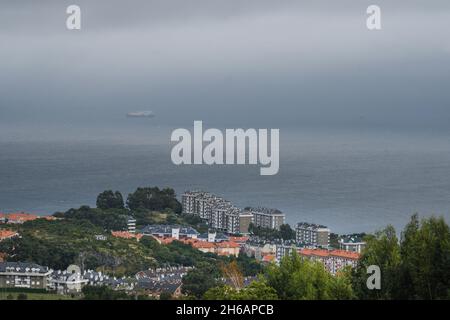 Vista panoramica di Castro Urdiales dal castello di San Antón in Allendelagua Foto Stock