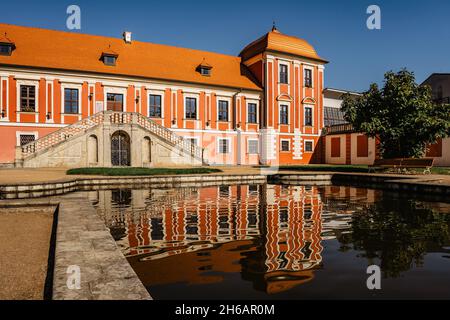 Ostrov, Repubblica Ceca-Ottobre 10,2021. Chateau costruito in stile barocco circondato da un bellissimo parco con fontane, stagni e rocce artificiali. Sightsein Foto Stock