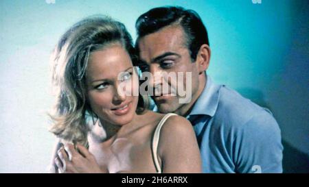 Dr.NO 1962 United Artists film con Sean Connery come James Bond e Ursula Andress come Honey Ryder Foto Stock