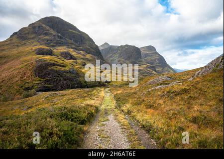 La vecchia strada disutilizzata che attraversa Glencoe nelle Highlands scozzesi Foto Stock
