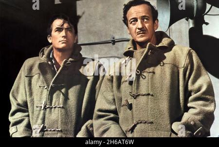I CANNONI DI NAVARONE 1961 Columbia Pictures film con Gregory Peck a sinistra come capitano Keith Mallory e David Niven come CPL. John Miller. Foto Stock