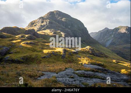 Sole su un monte roccioso nelle Highlands scozzesi Foto Stock