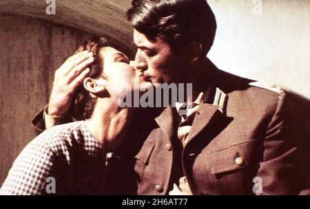 LE ARMI DI NAVARONE 1961 Columbia Pictures film con Gregory Peck come Capitano Keith Mallory e Gia Scala come Anna Foto Stock
