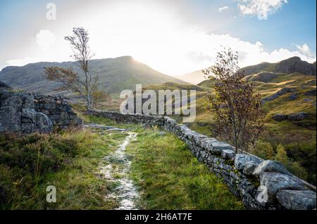 La vecchia strada disutilizzata che attraversa Glencoe nelle Highlands scozzesi Foto Stock