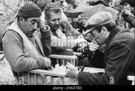 I CANNONI DI NAVARONE 1961 Columbia Pictures film. Gregory Peck a destra e Anthony Quinn giocano a scacchi tra due take. Foto Stock
