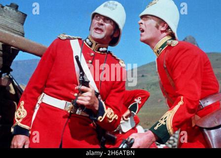 ZULU 1964 Paramount Pictures film con Michael Caine a destra come tenente Gonville Bromhead e Stanley Baker come tenente John Chard Foto Stock