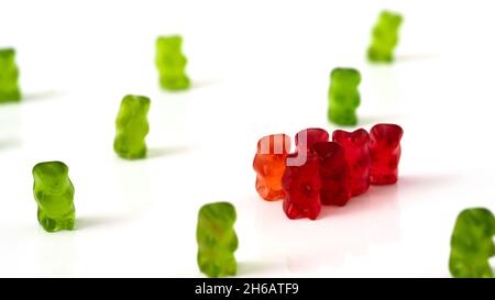 Un mucchio di orsacchiotti colorati isolati su sfondo bianco Foto Stock