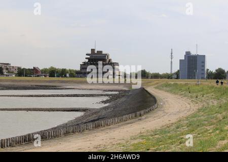 il municipio architettonico da terneuzen dietro il muro di mare e boulevard del mare westerschelde sulla costa olandese in zeeland in estate Foto Stock