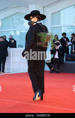 VENEZIA, ITALIA - SETTEMBRE 01: Barbara Paz partecipa al tappeto rosso del film 'Madres Paralelas' durante il 78° Festival del Cinema di Venezia 2021 Foto Stock
