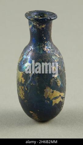 Bottiglia, II-VI secolo. Oggetto scuro sul mare aperto con fumo bianco che sbillowing su da esso. Foto Stock