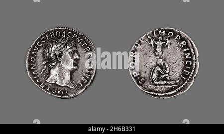 Denario (Coin) raffigurante l'imperatore Traiano, ottobre 103-ottobre 111, probabilmente 106-107, rilasciato da Traiano. Foto Stock