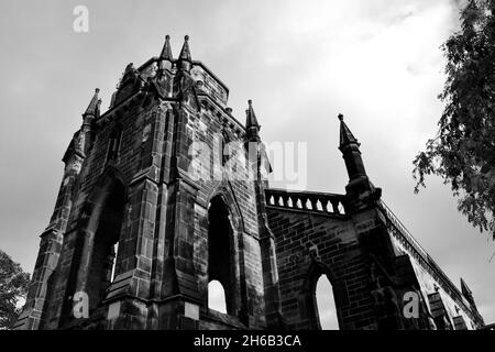 Immagine in bianco e nero che guarda verso le rovine della Chiesa della Santissima Trinità, Stockton-on-Tees, e la sua imponente torre gotica. Foto Stock