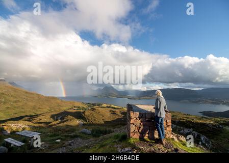 Regno Unito, Scozia, Wester Ross, Ross e Cromarty. Bealach na Gaoithe punto di vista sulla strada da Torridon a Lower Diabaig. Un arcobaleno sopra Loch Torridon. Foto Stock