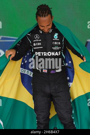 São PAULO, SP - 14.11.2021: GRANDE PRÊMIO São PAULO 2021 DE F'RMULA 1 - IL pilota DEL team MERCEDES Lewis Hamilton celebra la sua vittoria durante il Gran Premio di Formula 1 di San Paolo 2021 tenuto all'autodromo Jose Carlos Pace di Interlagos, San Paolo, SP. (Foto: Rodolfo Buhrer/la Imagem/Fotoarena) Foto Stock