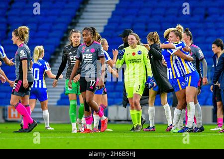 Brighton, Regno Unito. 14 novembre 2021. I giocatori di Brighton festeggiano la loro vittoria dopo la partita della fa Women's Super League tra Brighton & Hove Albion Women e Leicester City Women all'Amex il 14 novembre 2021 a Brighton, Inghilterra. (Foto di Jeff Mood/phcimages.com) Credit: PHC Images/Alamy Live News Foto Stock