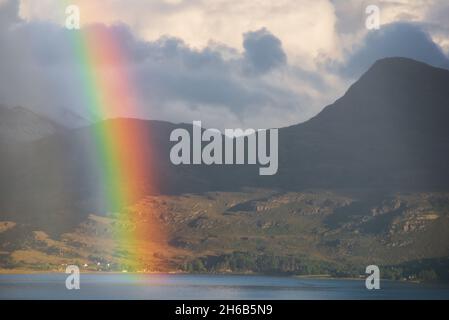 Regno Unito, Scozia, Wester Ross, Ross e Cromarty. Bealach na Gaoithe punto di vista sulla strada da Torridon a Lower Diabaig. Un arcobaleno sopra Loch Torridon. Foto Stock