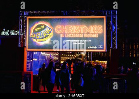 Londra, Regno Unito. Il 14 novembre 2021, il mercato di Natale torna a Leicester Square, con bancarelle che vendono articoli di festa e una gamma di cibi e bevande di stagione. Credit: Undicesima ora Fotografia/Alamy Live News. Foto Stock