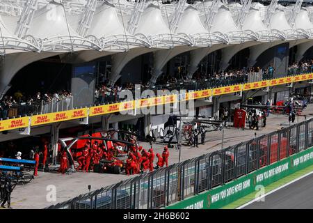 São PAULO, SP - 14.11.2021: GRANDE PRÊMIO São PAULO 2021 DE F'RMULA 1 - il team Ferrari cambia gomme box durante il Gran Premio di Formula 1 di São Paulo 2021 tenuto all'autodromo Jose Carlos Pace di Interlagos, São Paulo, SP. (Foto: Rodolfo Buhrer/la Imagem/Fotoarena) Foto Stock