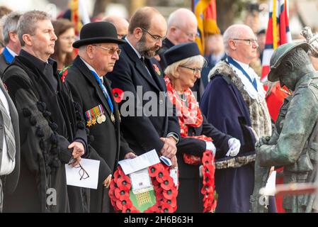 Dignitari al servizio della Domenica della memoria al Memoriale di Guerra a Southend on Sea, Essex, Regno Unito, incluso il MP Tory James Duddridge Foto Stock