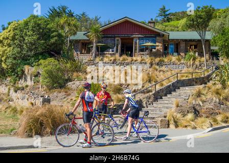 Ciclisti e Resthouse Cafe, segno del Kiwi, Port Hills, Christchurch, Canterbury, Nuova Zelanda Foto Stock