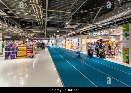 tokyo, giappone - dicembre 06 2019: Farmacia e negozio di souvenir nel terminal 3 dell'aeroporto internazionale Narita progettato come una corsa interna Foto Stock