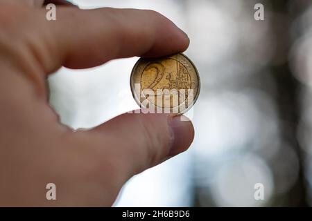 Denaro in mano. Due monete in euro. Foto Stock