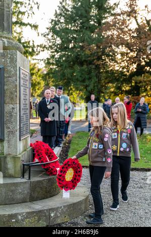 FOCHABERS, MORAY, REGNO UNITO. 14 novembre 2021. Questa è una scena del Village Remembrance a Fochabers, Moray, Scozia, domenica 14 novembre 2021. I Fochabers Brownies posano una corona. Credit: JASPERIMAGE/Alamy Live News Foto Stock