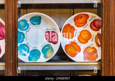 Campioni di prova di smalto a colori su piastra al Gladstone Pottery Museum, Longton, Stoke on trent Foto Stock