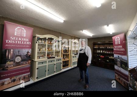 Selkirk, UK, 14/11/2021, Allan Walker, parte della piccola Selkirk Distillers a conduzione familiare, prima della sua apertura di nuovo negozio nella città High Street oggi, Domenica 14 novembre 2021. ( Credit: Rob Grey/Alamy Live News Foto Stock