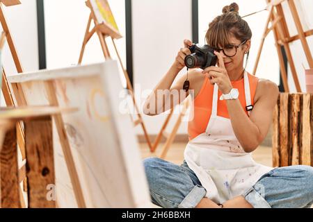 Giovane ispanica donna fare foto per disegnare in studio d'arte Foto Stock