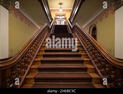 Scala in legno all'interno dell'edificio del Campidoglio dello stato del Wyoming a Cheyenne, Wyoming Foto Stock