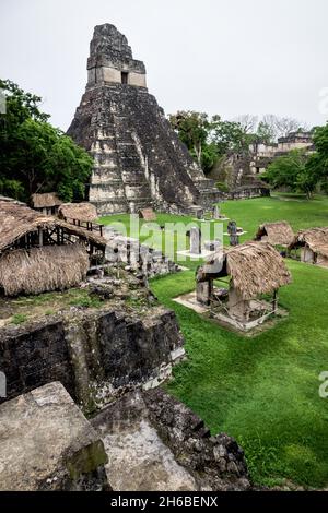 La piazza principale delle rovine Maya con il 'Tempio della grande jaguar' al mattino presto, Peten, Guatemala Foto Stock