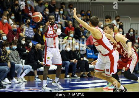 Trieste, Italia. 14 novembre 2021. Anthony Beane (Openjobmetis Varese) durante Allianz Pallacanestro Trieste vs Openjobmetis Varese, Campionato Italiano di Basket a Serie a Trieste, Italia, Novembre 14 2021 Credit: Independent Photo Agency/Alamy Live News Foto Stock