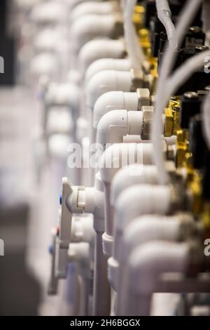 Immagine di vari tubi e raccordi in PVC. Foto Stock