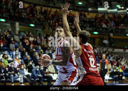 Trieste, Italia. 14 novembre 2021. Paulius Sorokas (Openjobmetis Varese) durante Allianz Pallacanestro Trieste vs Openjobmetis Varese, Campionato Italiano di Basket A Serie a Trieste, Italia, Novembre 14 2021 Credit: Independent Photo Agency/Alamy Live News Foto Stock