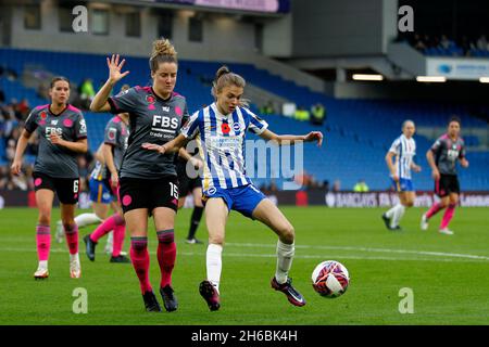 Brighton e Hove, Regno Unito. 14 novembre 2021. Ellie Brazil of Brighton & Hove Albion Women durante la partita fa Women's Super League 1 tra Brighton & Hove Albion Women e Leicester City Women all'American Express Community Stadium di Brighton and Hove, Inghilterra, il 14 novembre 2021. Foto di Carlton Myrie. Solo per uso editoriale, licenza richiesta per uso commerciale. Nessun uso in scommesse, giochi o un singolo club/campionato/giocatore pubblicazioni credito: UK Sports Pics Ltd/Alamy Live News Foto Stock