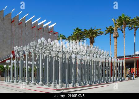 " Urbano " luce di scultura, Los Angeles County Museum of Art, Wilshire Boulevard, Los Angeles, California, Stati Uniti d'America Foto Stock