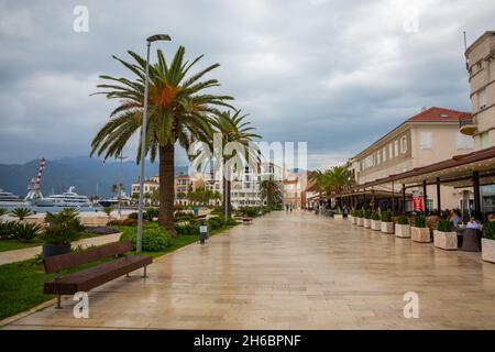 Tivat, Montenegro - 10 ottobre 2021: Architettura e yacht di lusso in un porto turistico Porto Montenegro vicino Tivat, Montenegro Foto Stock