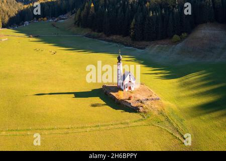 Veduta aerea della chiesa di Ranui. Santa Magdalena Val di Funes, Val di Funes, Bolzano, Alto Adige, Trentino Alto Adige, Italia. Foto Stock