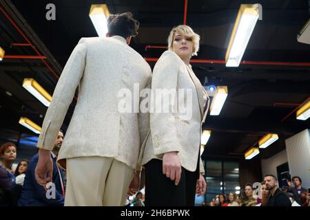 Madrid, Spagna. 14 novembre 2021. I modelli presentano la collezione del designer della Repubblica Dominicana Martín Polanco durante lo Spring Colors Fashion Show presso solo VOI hotel a Madrid. Credit: SOPA Images Limited/Alamy Live News Foto Stock