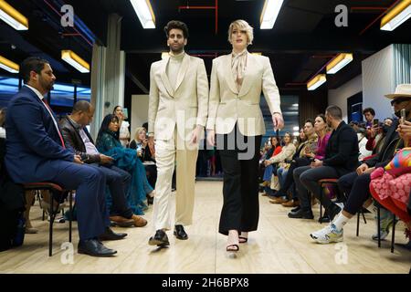 Madrid, Spagna. 14 novembre 2021. I modelli presentano la collezione del designer della Repubblica Dominicana Martín Polanco durante lo Spring Colors Fashion Show presso solo VOI hotel a Madrid. Credit: SOPA Images Limited/Alamy Live News Foto Stock