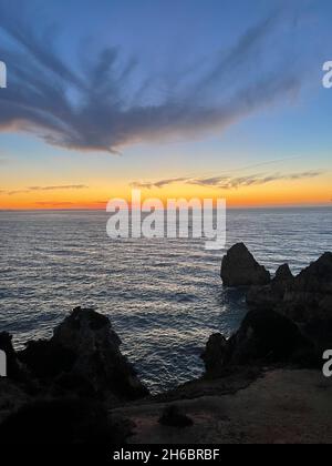 Praia Dona Ana Ponta da Piedade con acque turchesi di mare e scogliere, scogli battenti sulla spiaggia, Portogallo. Bellissima spiaggia di Dona Ana (Praia Dona An Foto Stock