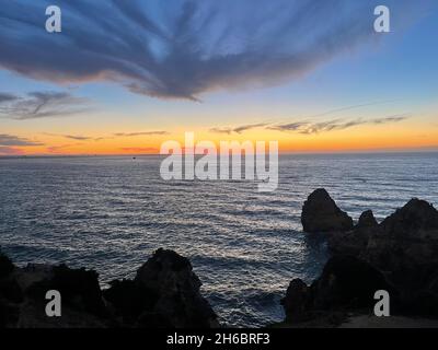 Praia Dona Ana Ponta da Piedade con acque turchesi di mare e scogliere, scogli battenti sulla spiaggia, Portogallo. Bellissima spiaggia di Dona Ana (Praia Dona An Foto Stock