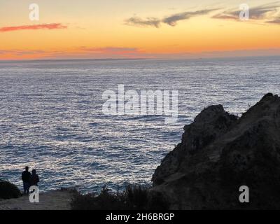 Praia Dona Ana Ponta da Piedade con acque turchesi di mare e scogliere, scogli battenti sulla spiaggia, Portogallo. Bellissima spiaggia di Dona Ana (Praia Dona An Foto Stock