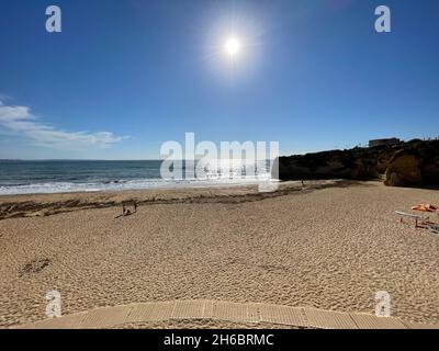 Praia Dona Ana Ponta da Piedade con acque turchesi di mare e scogliere, scogli battenti sulla spiaggia, Portogallo. Bellissima spiaggia di Dona Ana (Praia Dona An Foto Stock