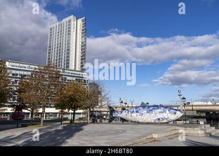 BELFAST, REGNO UNITO - 15 ottobre 2021: Belfast Big fish, una scultura realizzata con un mosaico di piastrelle in ceramica e Obel Tower, la residenza più alta di Belfast Foto Stock