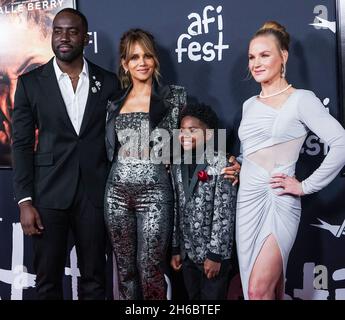 Hollywood, Stati Uniti. 14 novembre 2021. HOLLYWOOD, LOS ANGELES, CALIFORNIA, USA - 13 NOVEMBRE: L'attore Shamier Anderson, l'attrice Halle Berry, l'attore Danny Boyd Jr. E l'artista marziale misto Valentina Shevchenko arrivano al AFI Fest 2021 - Official Screening of Netflix's 'bruised' tenuto al TCL Chinese Theatre IMAX il 13 novembre 2021 a Hollywood, Los Angeles, California, Stati Uniti. (Foto di NOx Yang/Image Press Agency) Credit: Image Press Agency/Alamy Live News Foto Stock