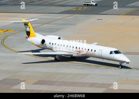 FastJet Embraer 145 aerei che tassano in arrivo da Harare, Zimbabwe. Velivolo Z-FJF della compagnia aerea low cost dello Zimbabwe FastJet Airlines. Foto Stock